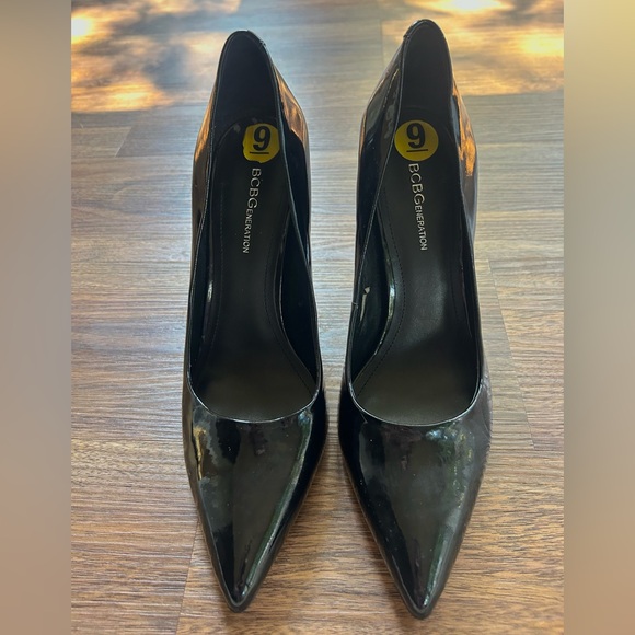 BCBGENERATION Black Patent Leather Pointed Toe Stiletto Pumps 4” Classic | 9 - Picture 5 of 9